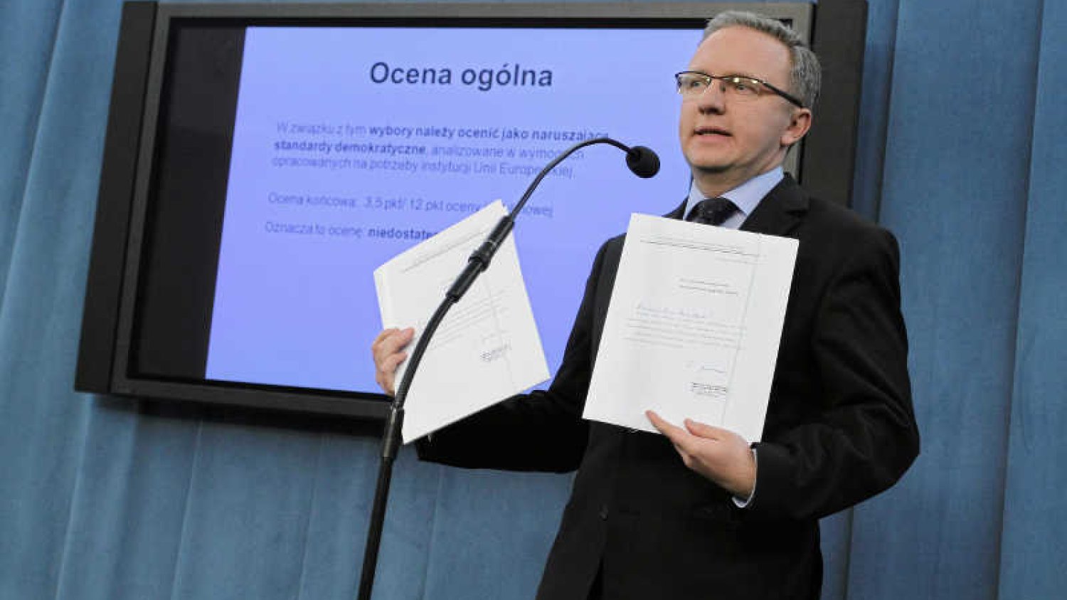 Krzysztof Szczerski z PiS przekonuje, że "wszyscy będą musieli uniżenie kłaniać się Komorowskiemu, bo inaczej będzie oskarżony o pławienie się w odmętach szaleństwa".