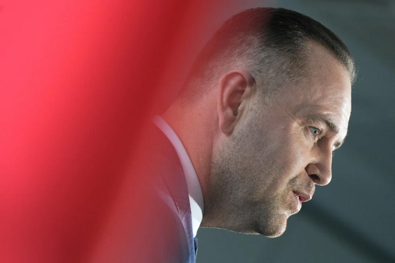 Tak Nawrocki tłumaczy swoją znajomość z neonazistą. Służba Więzienna twierdzi co innego. Nawrocki i jego znajomość z neonazistą Grzegorzem Horodką. SW reaguje.