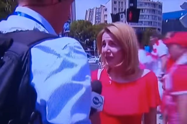 Dziennikarz TVN pośród kibiców nie rozpoznał koleżanki z pracy.