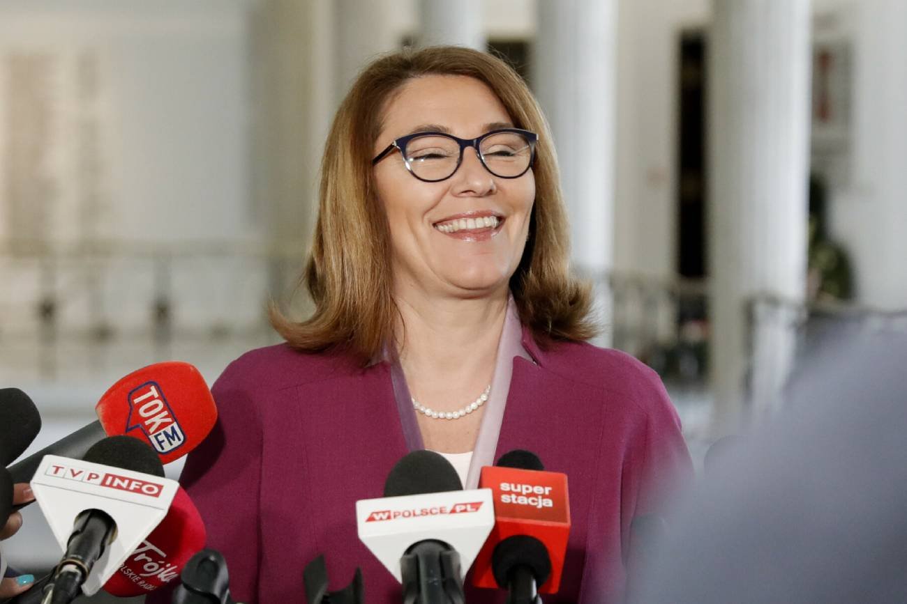 Nowa praca Beaty Mazurek. Niezatapialni spadochroniarze z PiS [OPINIA]