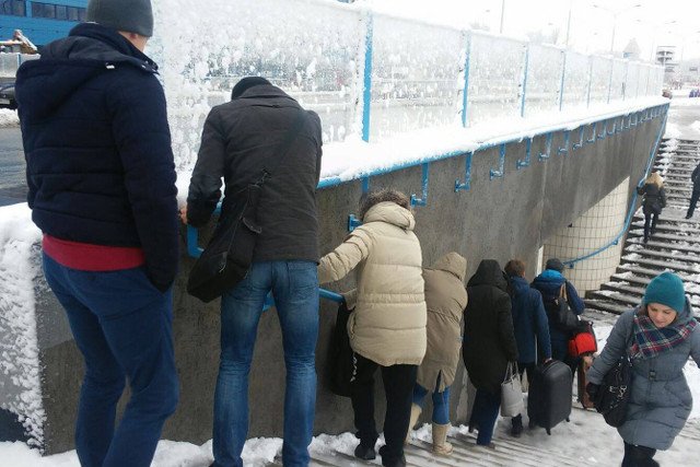 Poranek po śnieżycy w Warszawie - na Woli korzystający z podziemia piesi wyglądali jak zdobywcy górskiego szczytu.