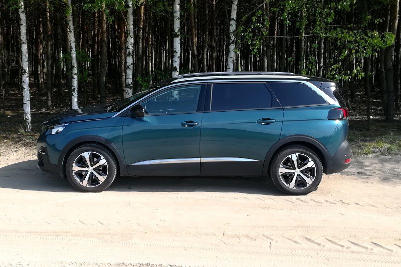 Peugeot 5008 to naprawdę duży samochód. Docenią go przede wszystkim duże rodziny.