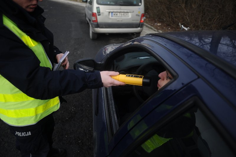 Policjanci obudzili śpiącego w samochodzie mężczyznę, okazał się nim pijany prokurator z Krasnegostawu.