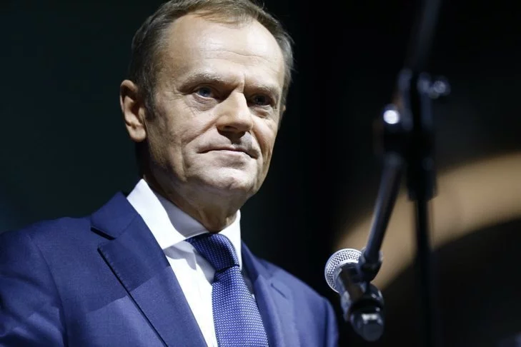 Donald Tusk krytykuje decyzje PiS ws. lockdownu.
