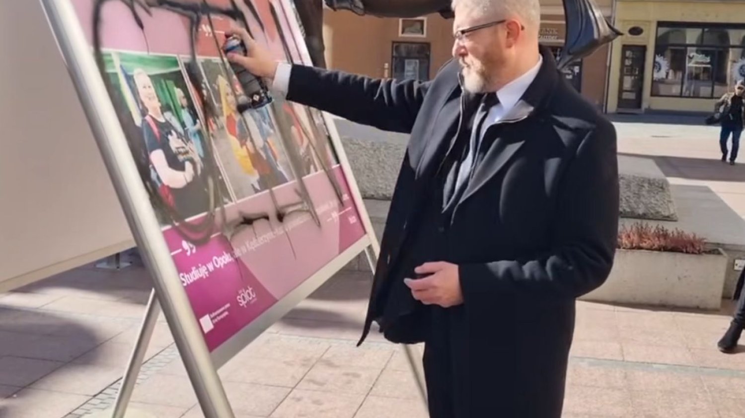 Braun zniszczył wystawę o osobach LGBT. Straty na 35 tys. zł