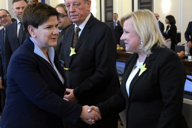 Wolne z majówki odpracują... w dniu marszu KOD. Beata Kempa wysłała pismo do pracowników administracji