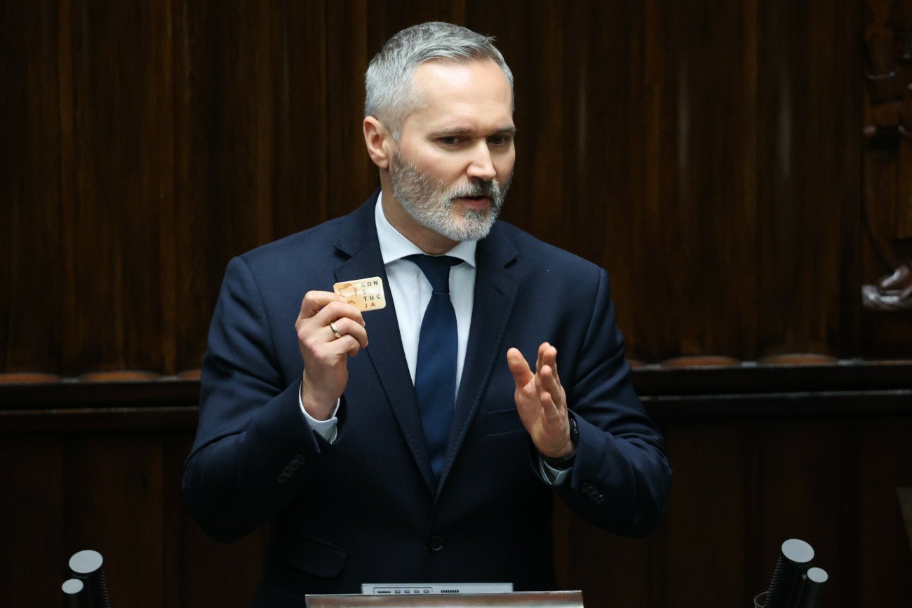 Jarosław Wałęsa pokazał, jak zaatakowano jego biuro poselskie w Gdańsku.