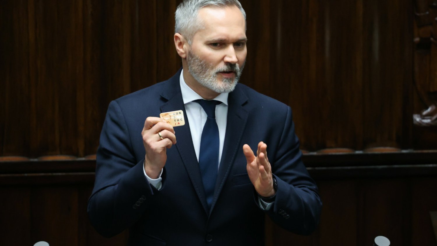 Jarosław Wałęsa pokazał, jak zaatakowano jego biuro poselskie w Gdańsku.