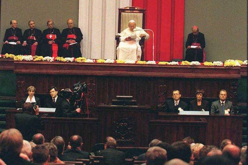 Sejm spiera się o uchwałę z okazji kanonizacji Jana Pawła II. Na zdjęciu wizyta papieża w Sejmie w 1999 roku.