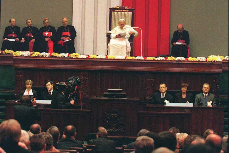 Sejm spiera się o uchwałę z okazji kanonizacji Jana Pawła II. Na zdjęciu wizyta papieża w Sejmie w 1999 roku.