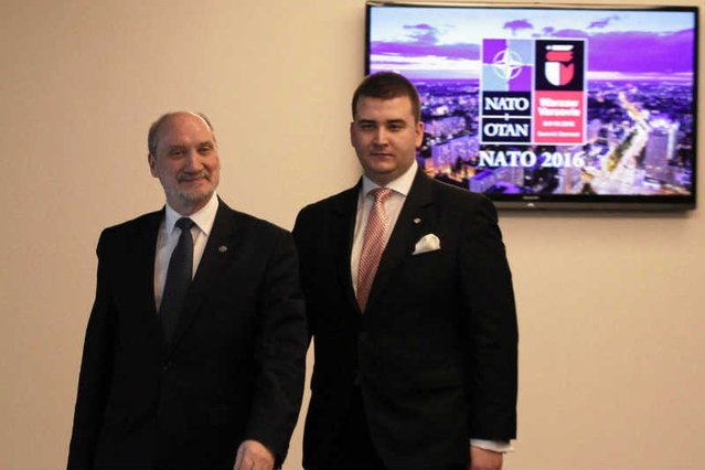 Minister Antoni Macierewicz z Bartłomiejem Misiewiczem. Rzecznik MON zaczynał karierę od asystowania posłowi w tzw. komisji Macierewicza, zajmującej się katastrofą smoleńską.