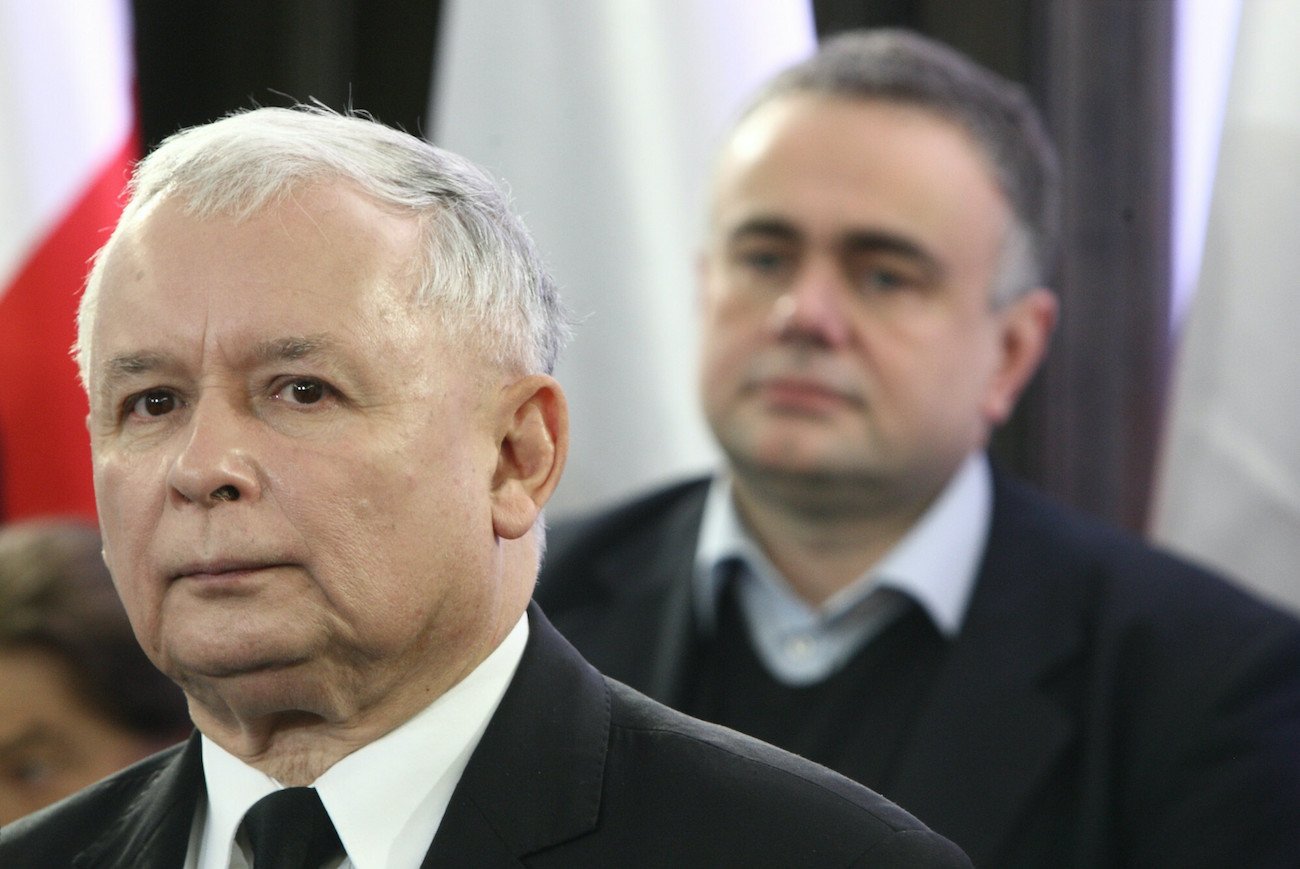 Tomasz Sakiewicz, przywódca środowiska "Gazety Polskiej", za plecami Jarosława Kaczyńskiego, szefa wspieranej przez niego partii PiS. Tomasz Sakiewicz, przywódca środowiska "Gazety Polskiej", za plecami Jarosława Kaczyńskiego, szefa wspieranej przez niego partii PiS.