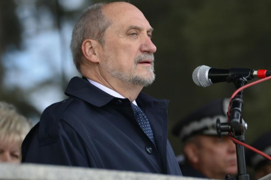 Szef MON nadal próbuje wskazać winnych "katastrofy smoleńskiej". Powołano specjalną komisję do tego celu.