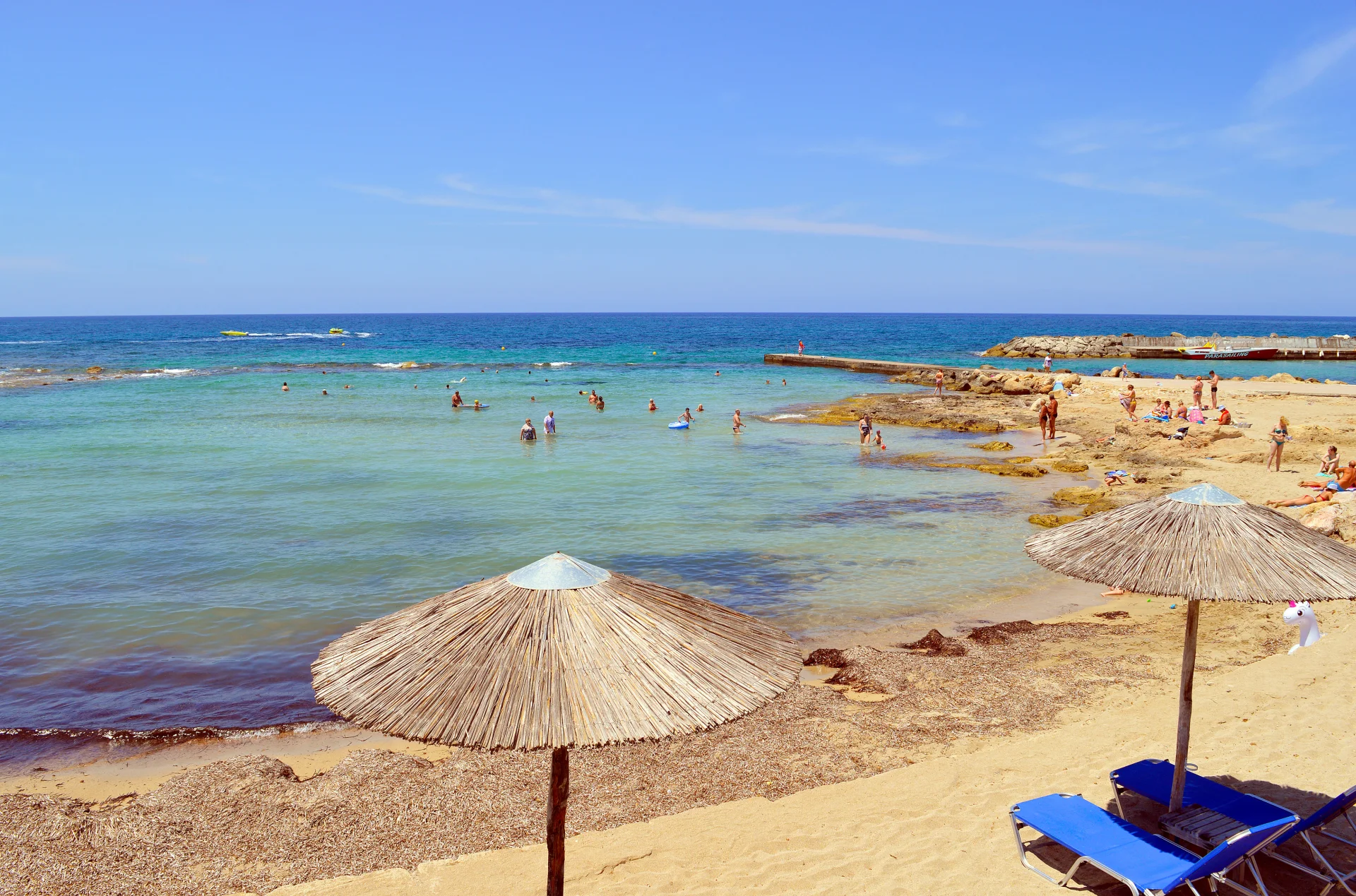 Turyści na plaży w Pafos
