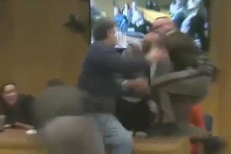 Ojciec trzech molestowanych dziewczyn rzucił się na pedofila.