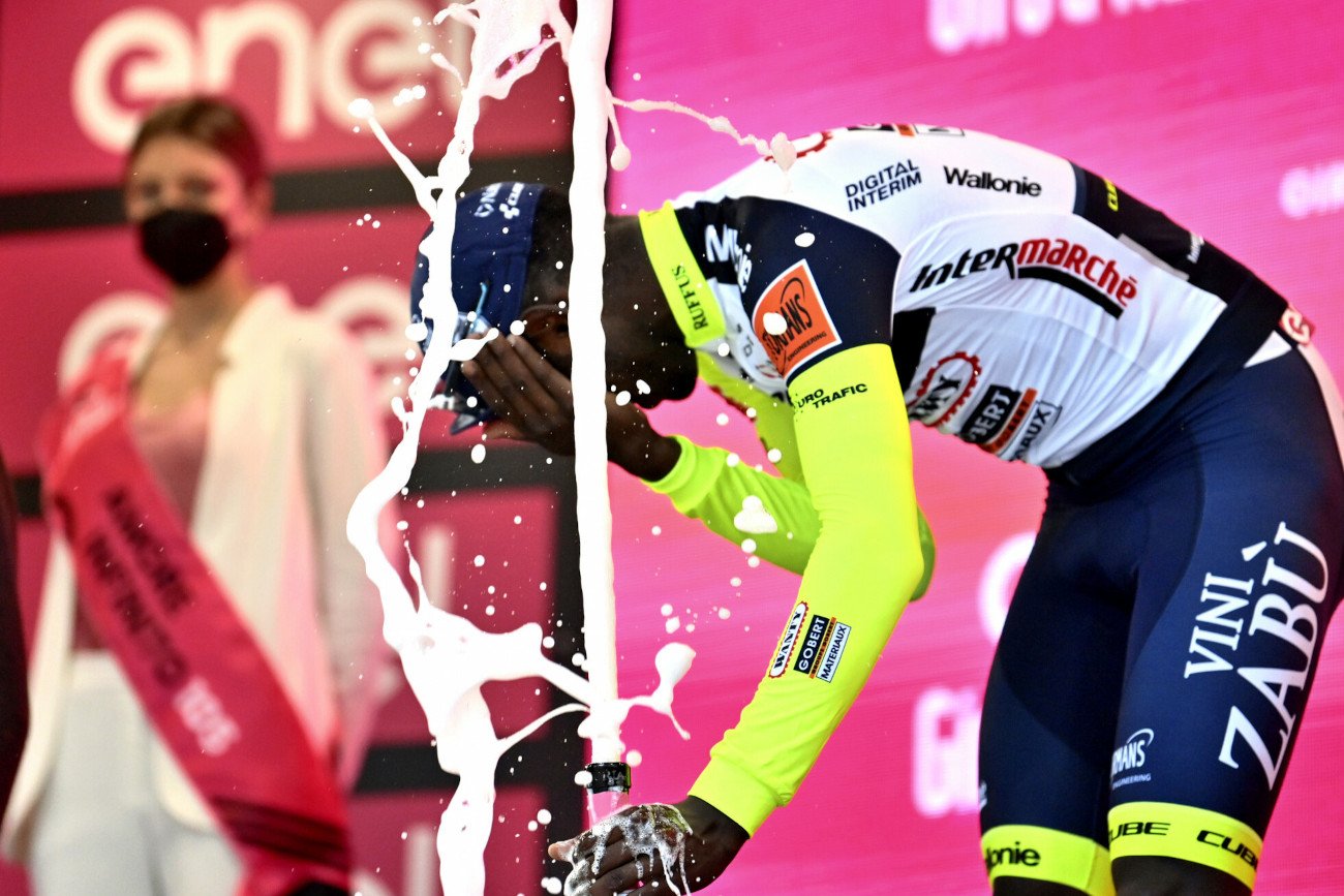 Biniam Girmay podczas feralnego zdarzenia w trakcie dekoracji 10. etapu Giro d'Italia.