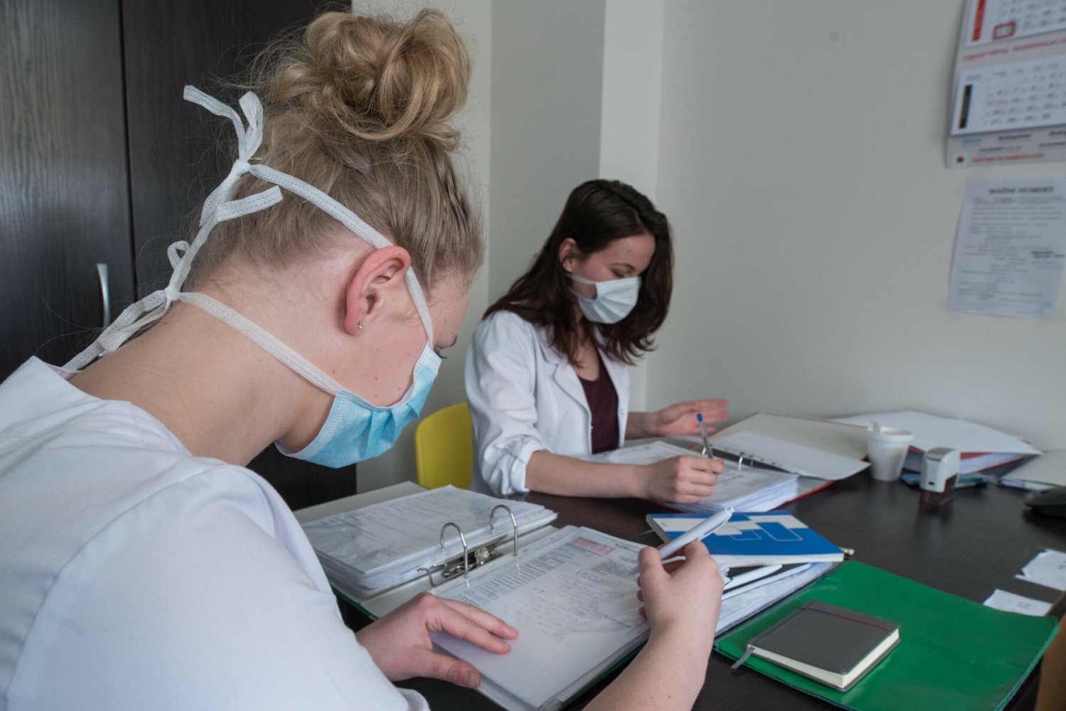 Maseczki na razie zostaną w aptekach i szpitalach.