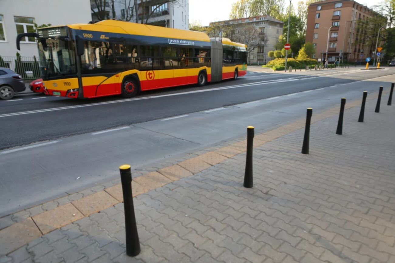 Nie żyje emerytka, którą przytrzasnęły drzwi warszawskiego autobusu. (Zdjęcie poglądowe)