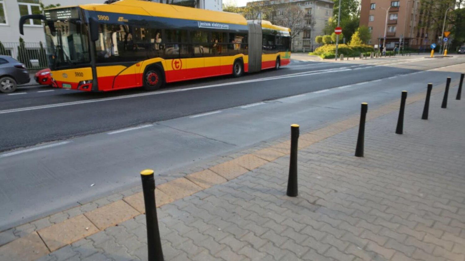 Nie żyje emerytka, którą przytrzasnęły drzwi warszawskiego autobusu. (Zdjęcie poglądowe)