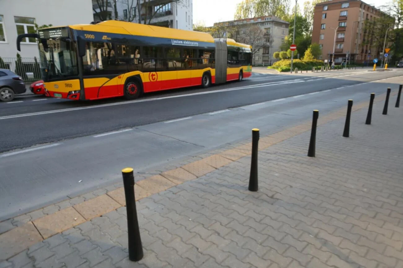 Nie żyje emerytka, którą przytrzasnęły drzwi warszawskiego autobusu. (Zdjęcie poglądowe)