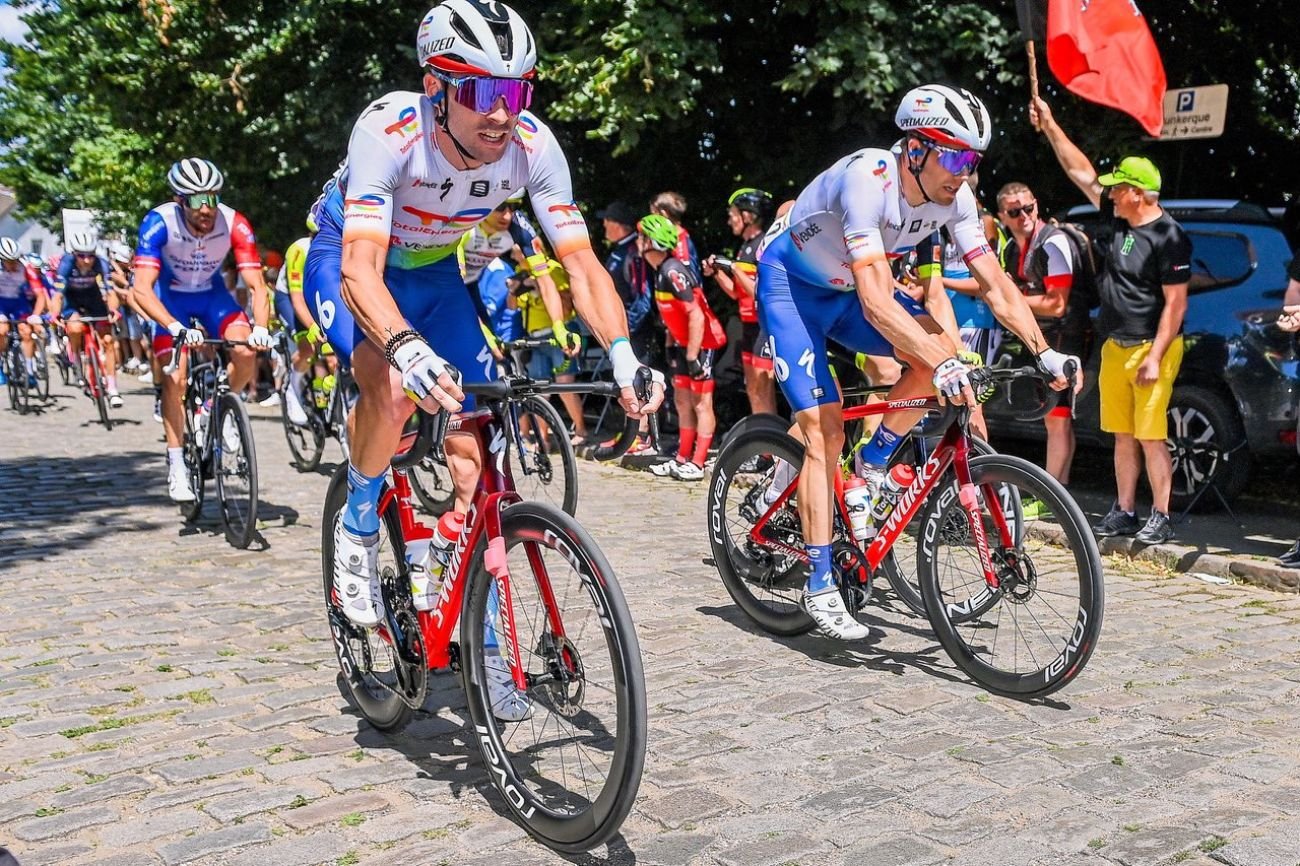 Fatalny wypadek na trasie Tour de France, Daniel Oss uszkodził kręgosłup przez kibica