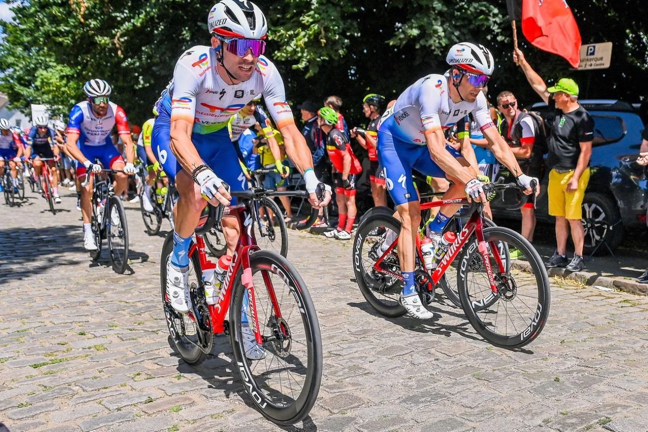 Fatalny wypadek na trasie Tour de France, Daniel Oss uszkodził kręgosłup przez kibica