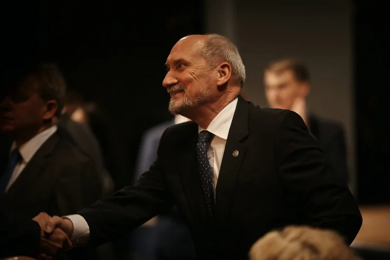 Oto "poważny" kandydat na szefa MON. Antoni Macierewicz może zająć miejsce szykowane dla Gowina