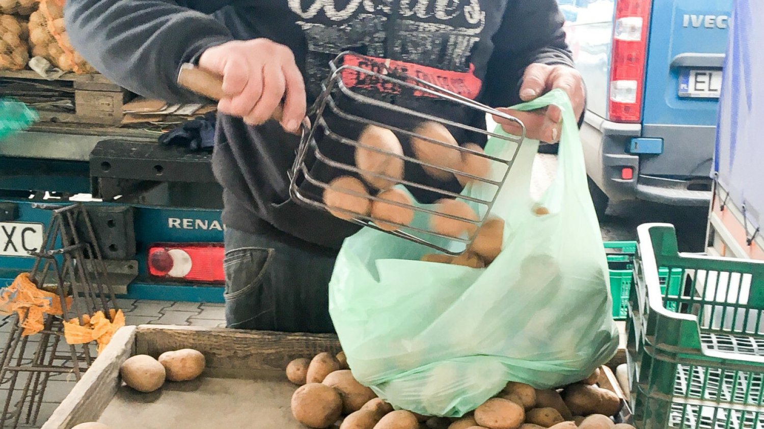 W sklepach pojawiły się "wczesne ziemniaki". Są drogie i gorsze niż młode ziemniaki z Polski Wczesne ziemniaki to nie to samo co młode ziemniaki z Polski. Czym się różnią?