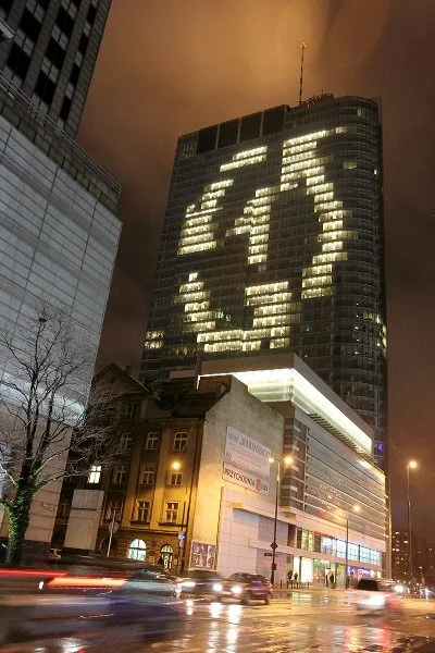 Iluminacja na opisywanym biurowcu w Warszawie.