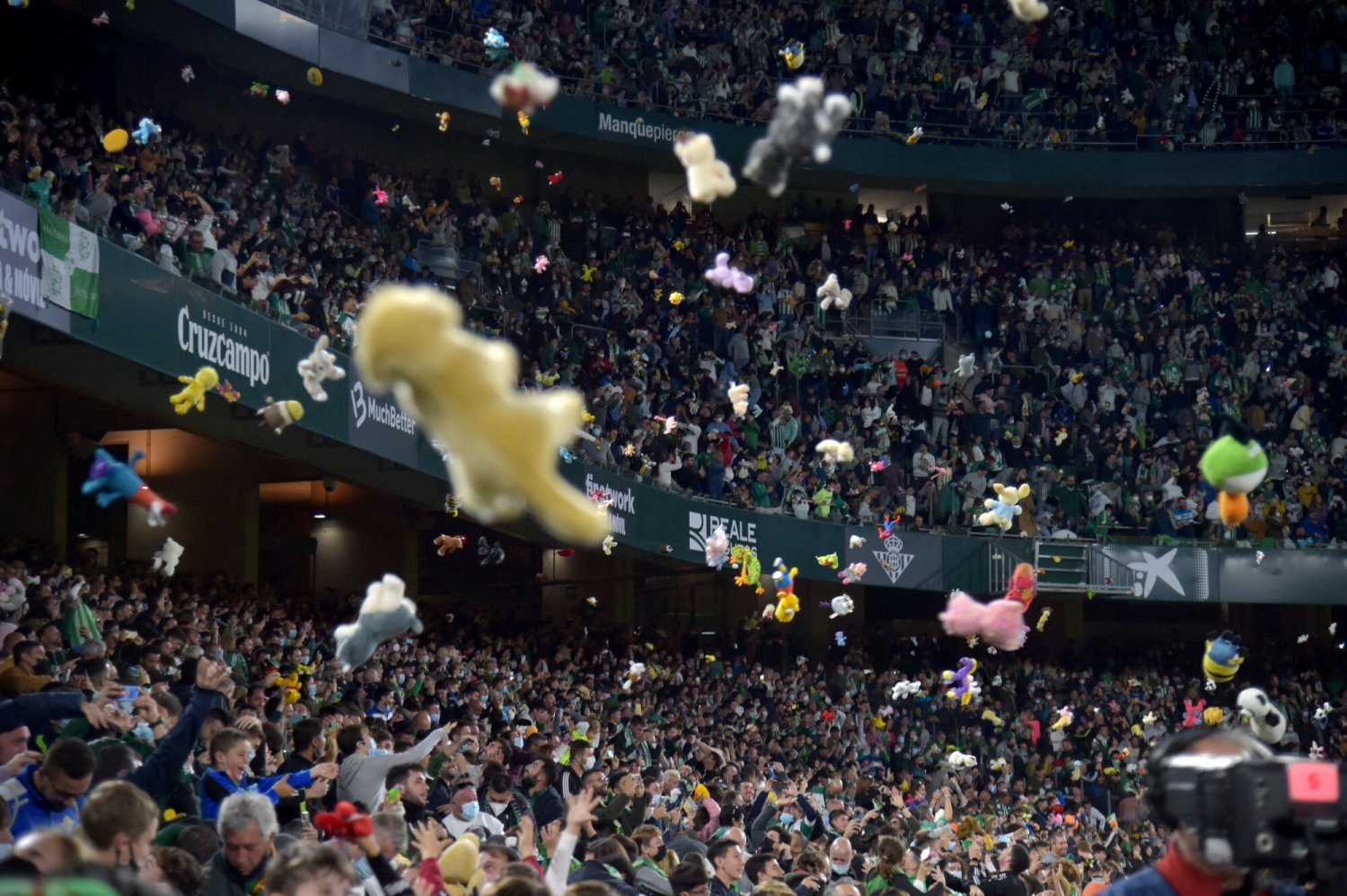 Kibice Betisu Sewilla rzucili na murawę tysiące pluszowych maskotek, które trafią do niepełnosprawnych dzieci