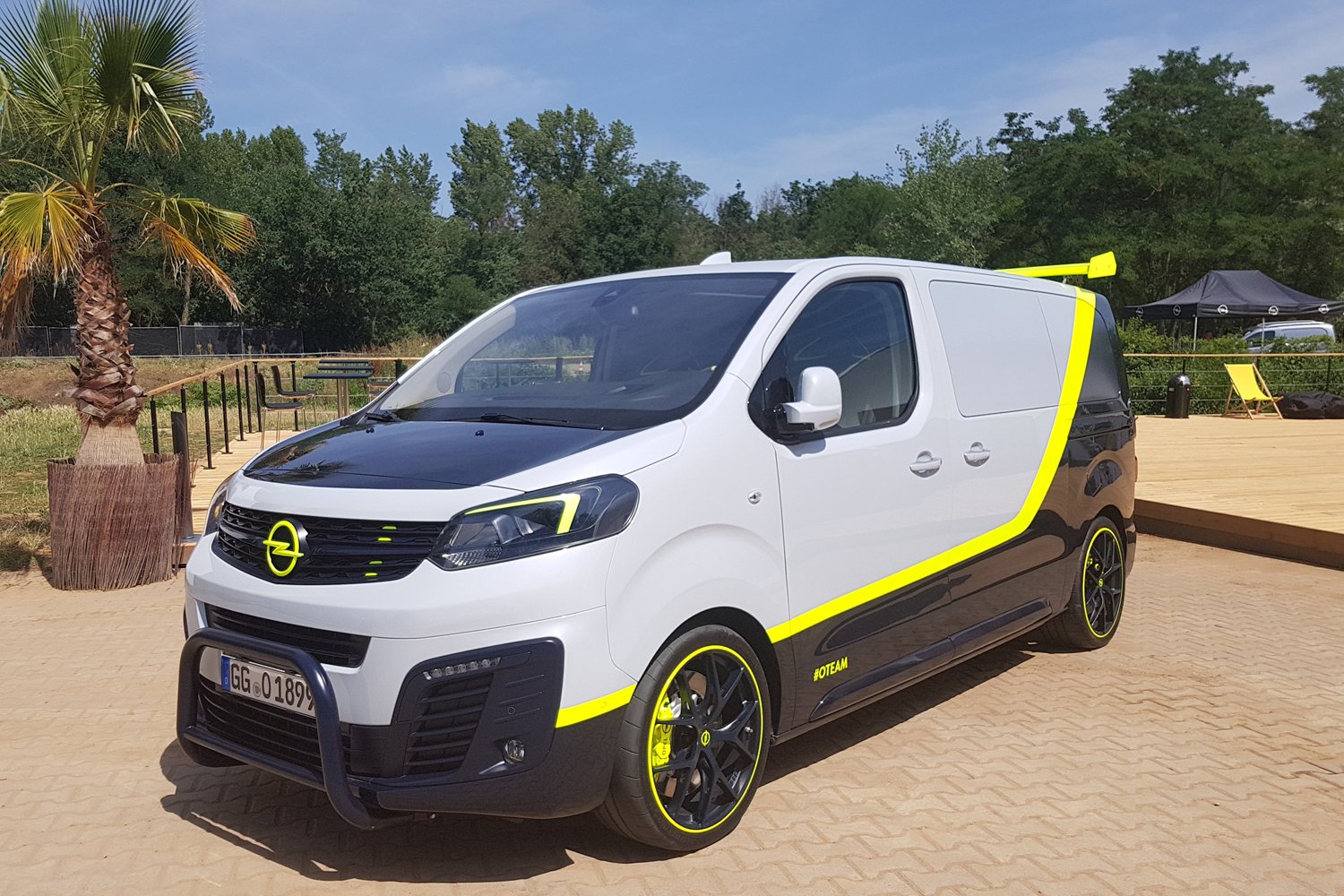 Opel Zafira w usportowionej wersji ma atrakcyjne malowanie ze wstawkami fluo.