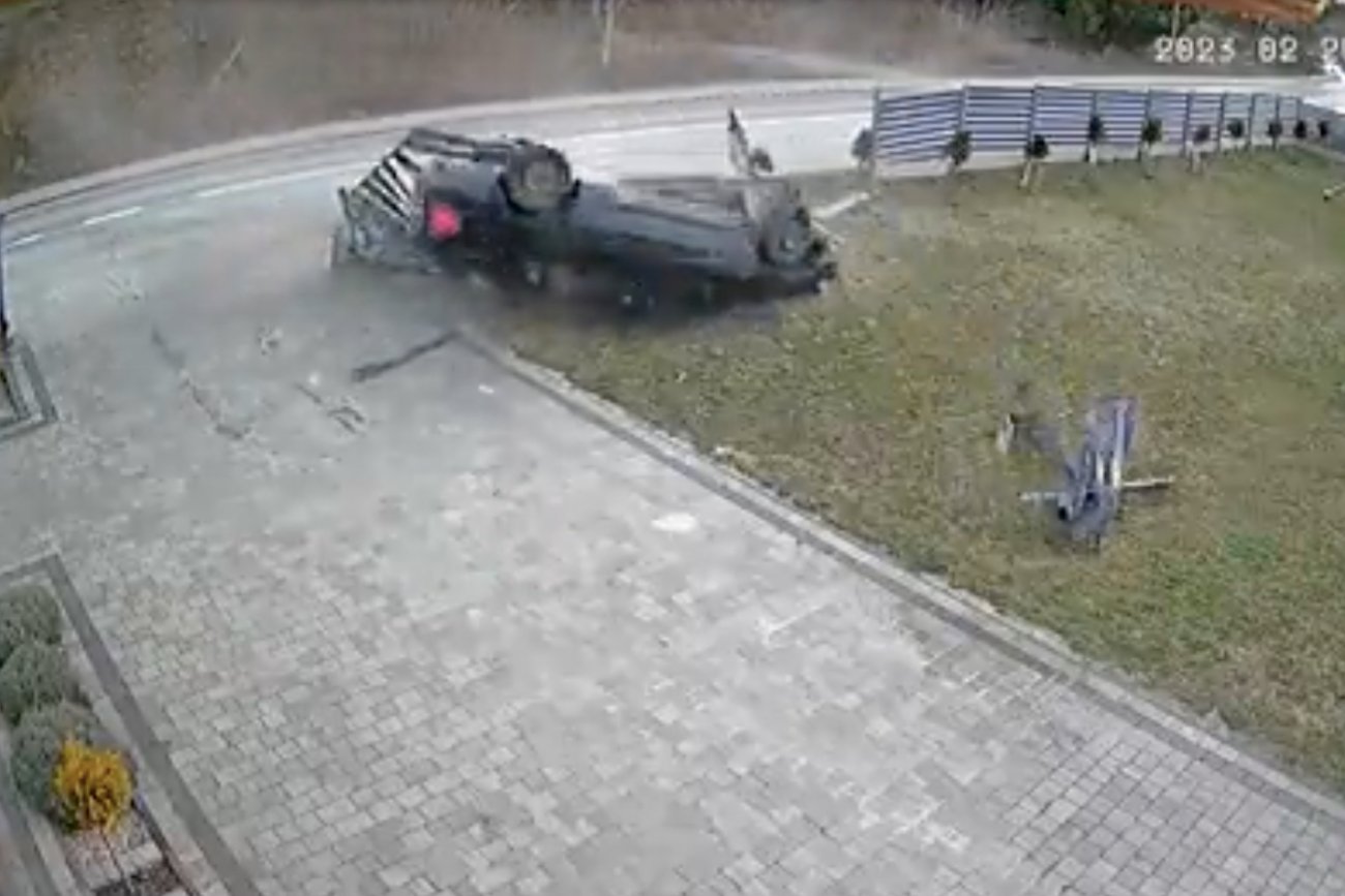 Samochód dachujący na prywatnej posesji