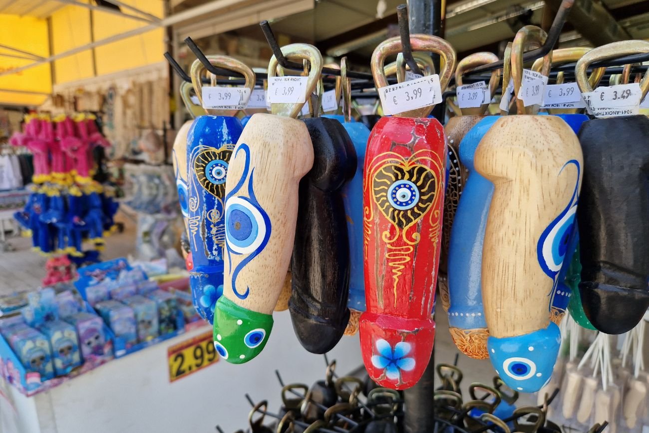 Falliczne pamiątki z wakacji w Grecji. Ich znaczenie może cię zaskoczyć