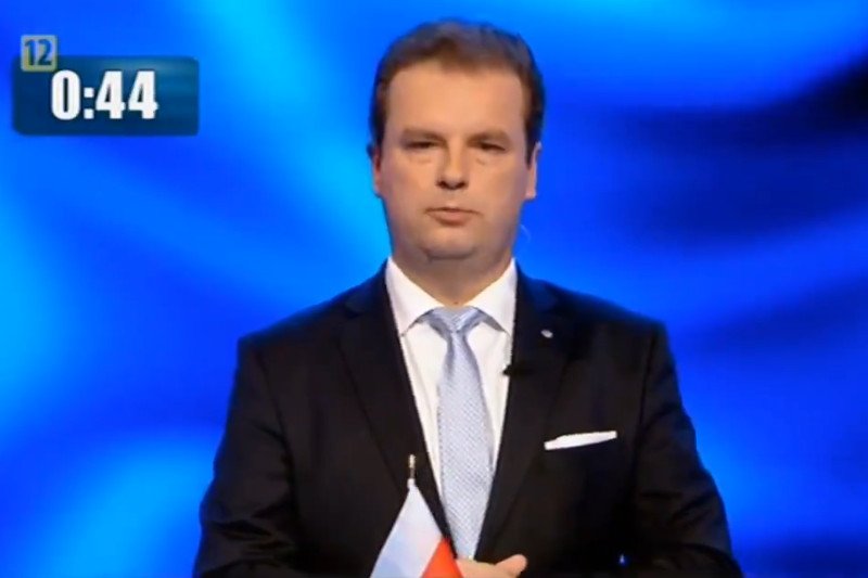 Jacek Wilk na debatę przyszedł z własną flagą. Wcześniej rozegrała się o nią mała wojna z pracownikami TVP.