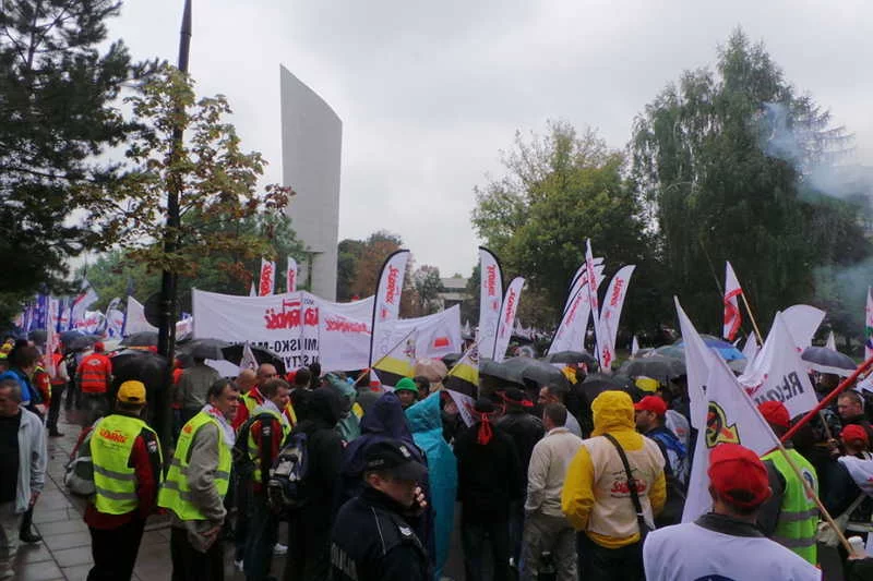 Związkowcy protestują, ale z uzasadnieniem swoich postulatów mają spore kłopoty.
