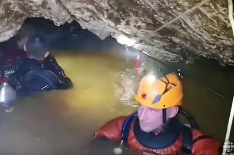 W niedzielę rano ruszyła akcja  wyciągnięcia 12 piłkarzy i ich trenera, którzy 23 czerwca zostali uwięzieni w jaskini.