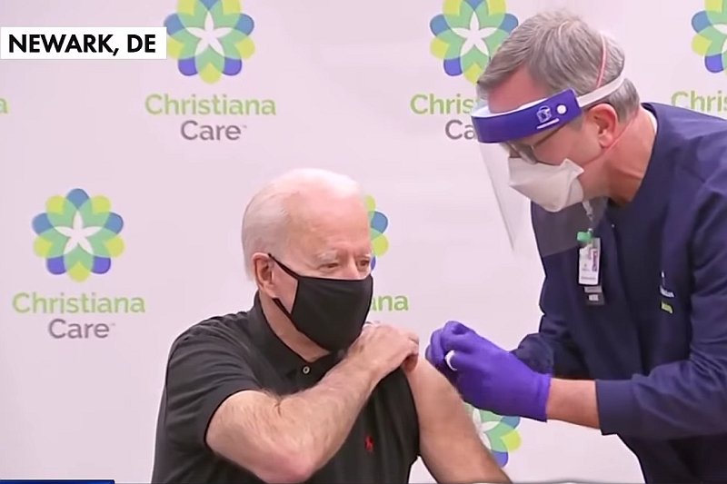 Szczepienia przeciw koronawirusowi: Joe Biden przyjął drugą dawkę szczepionki na koronawirusa. Prezydent-elekt USA znowu zrobił to przed kamerami.