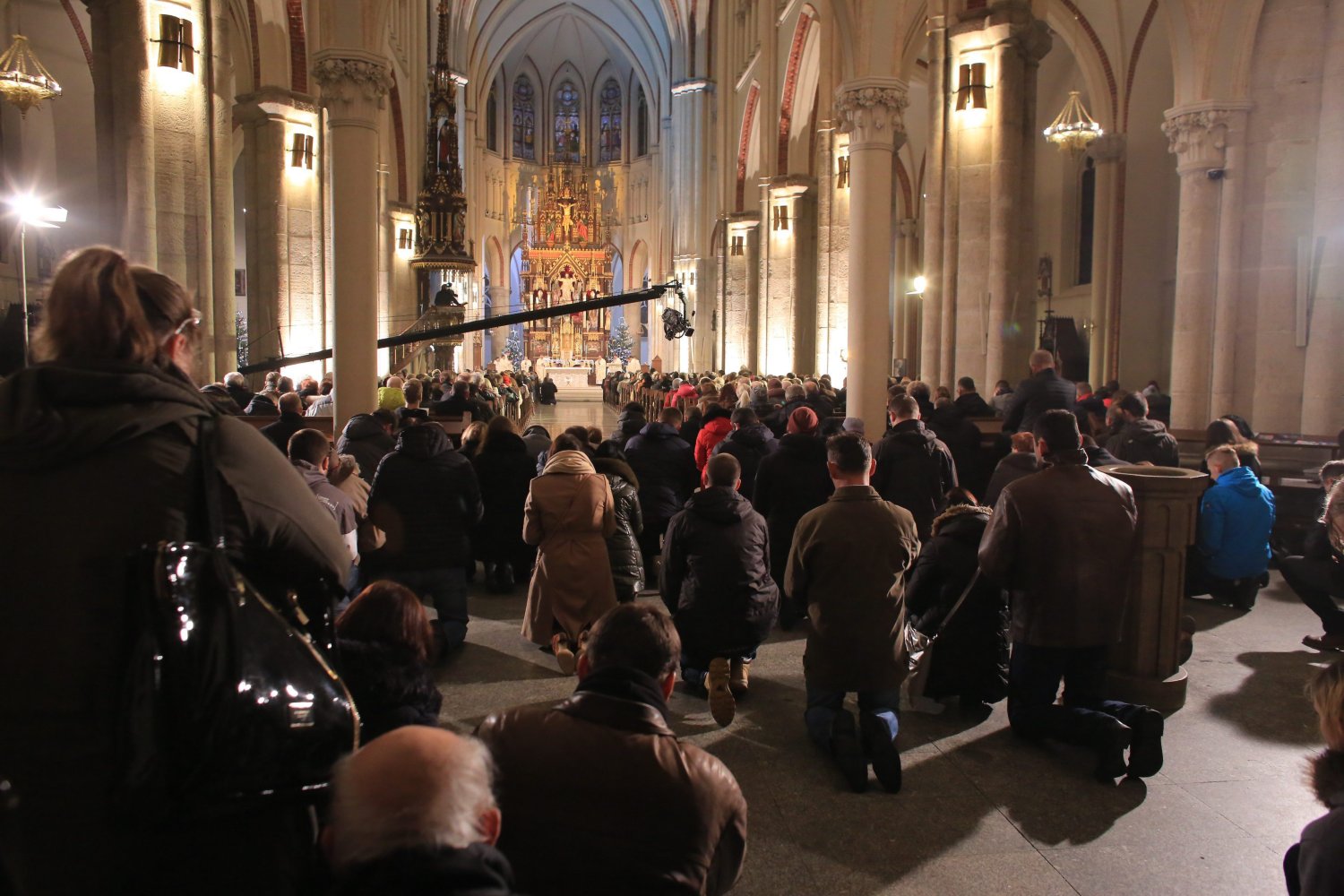 Obostrzenia na Boże Narodzenie 2020 i Sylwestra 2020 w Polsce. Bartosz Arłukowicz zwrócił uwagę na zagrożenie, jakim jest brak wprowadzenia zakazu wychodzenia z domu w wigilię.