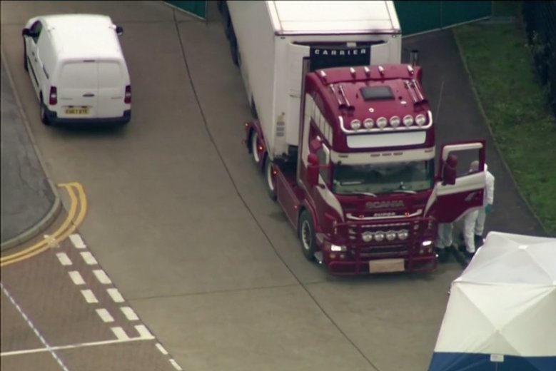 Kierowcy ciężarówki, w której naczepie znaleziono ciała 39 osób, postawiono zarzuty.