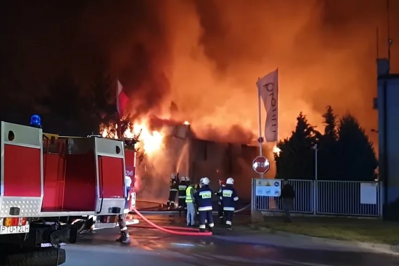 Pożar w hali zakładu produkującego meble w Turku.