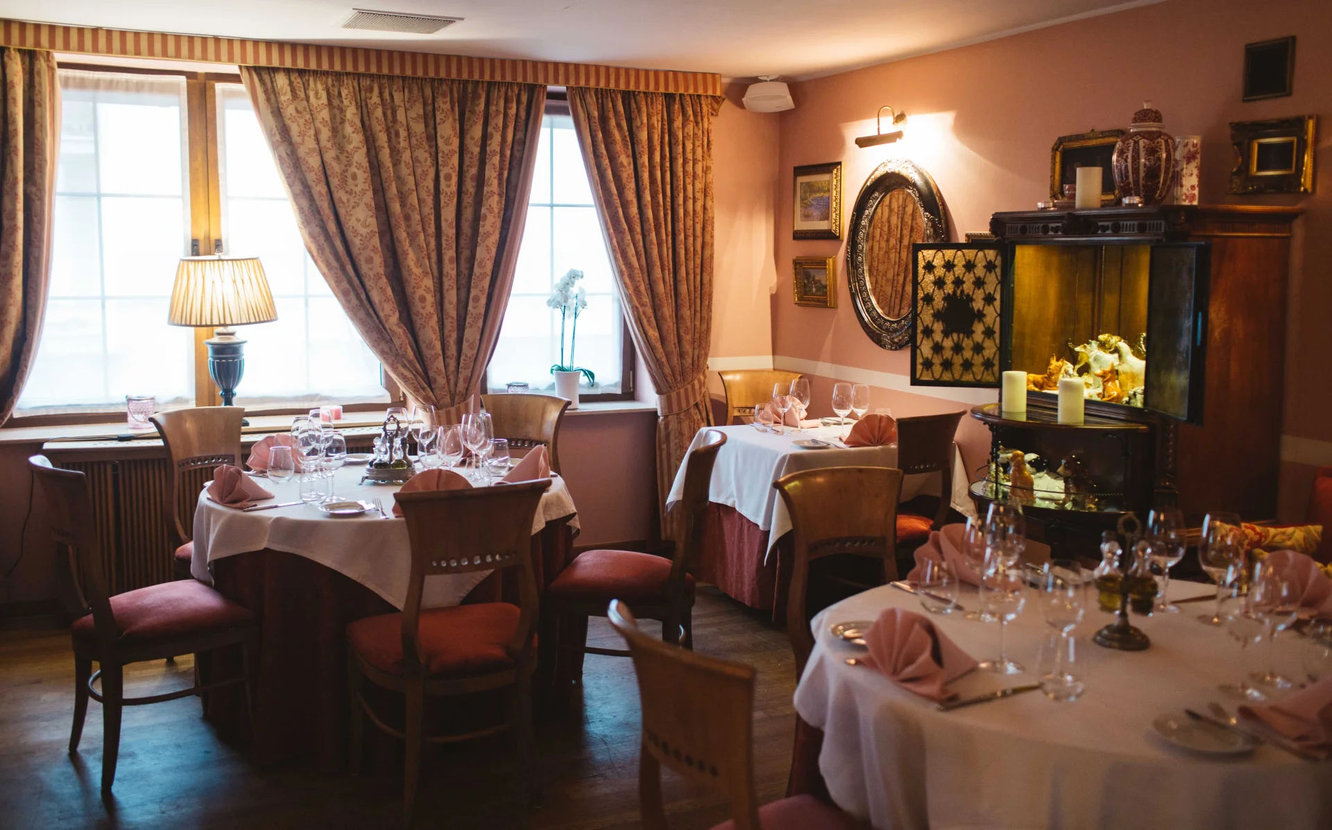 Wnętrze restauracji Dom Polski przy ul. Francuskiej 11 w Warszawie.