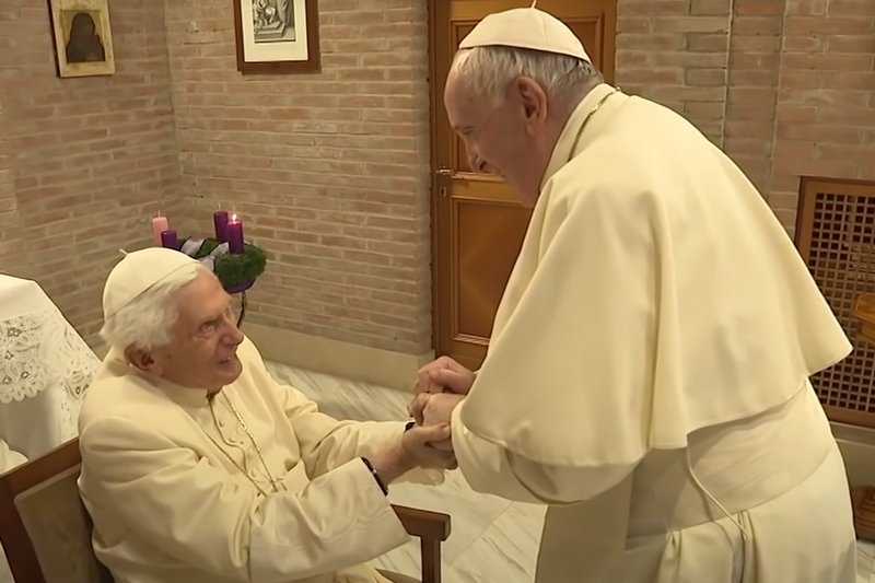 Papież Franciszek i papież Benedykt XVI otrzymali pierwszą dawkę szczepionki na covid-19.