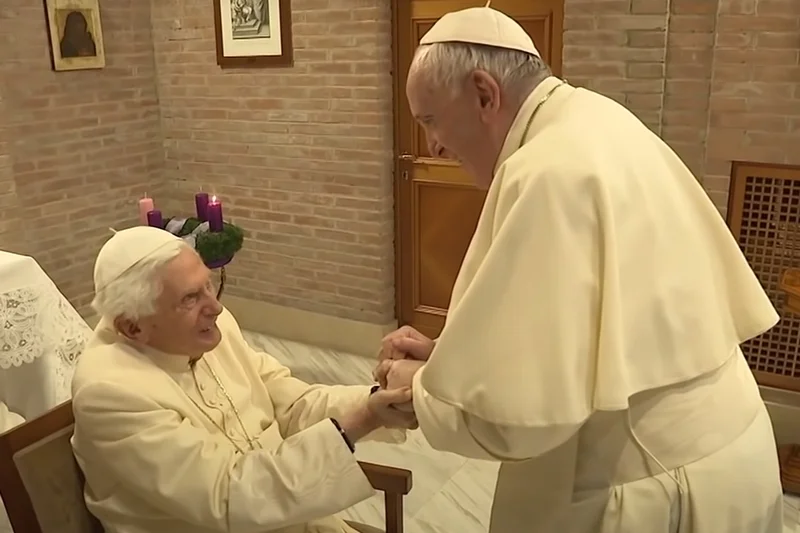Papież Franciszek i papież Benedykt XVI otrzymali pierwszą dawkę szczepionki na covid-19.