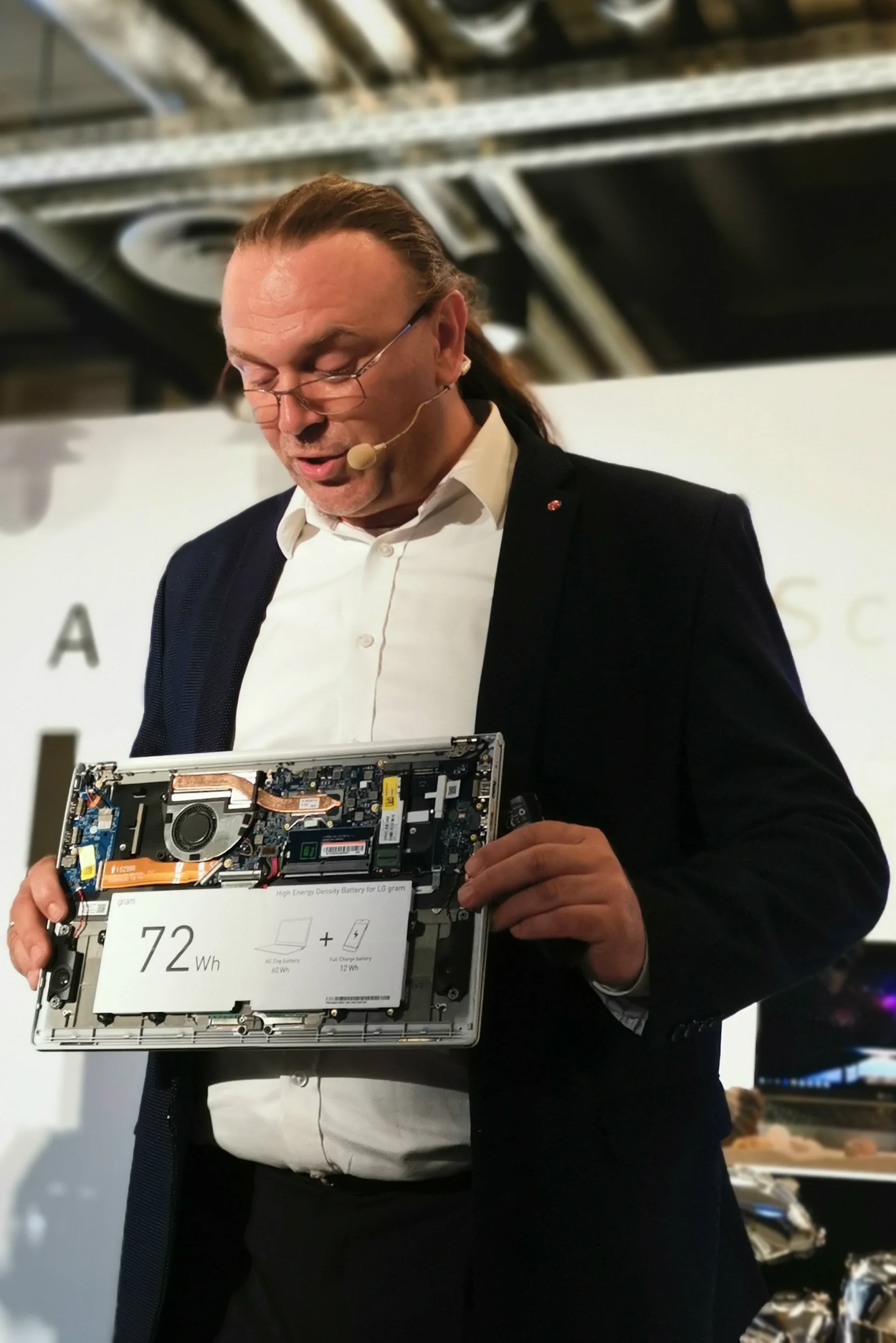 Wiesław Kowalczyk z LG Electronics Polska oraz...  bateria, której warto się przyjrzeć