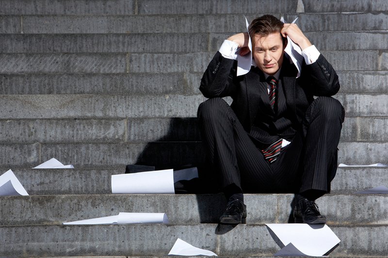 Nawet największe firmy planują kilkusetosobowe zwolnienia.