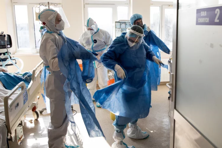 Ponad 100 nowych zakażeń w środowym raporcie MZ. Liczba zgonów na stabilnym poziomie