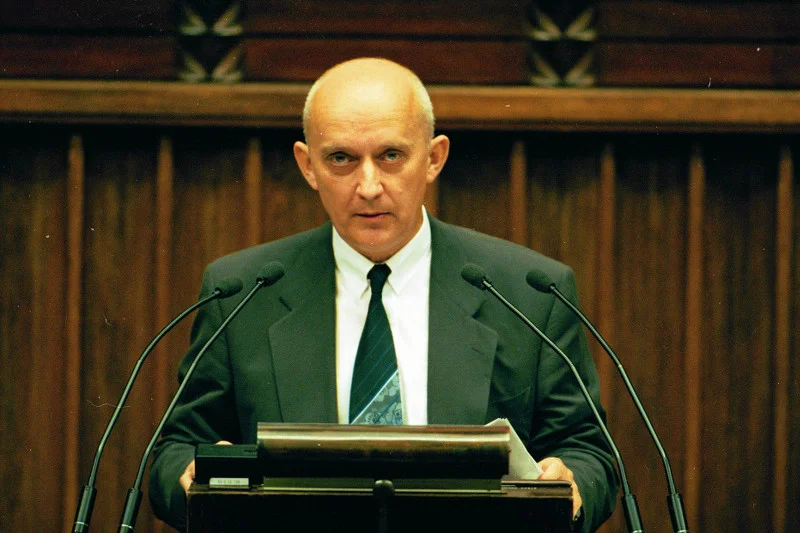 Poseł SLD Jerzy Dziewulski przemawia z mównicy sejmowej (1995).