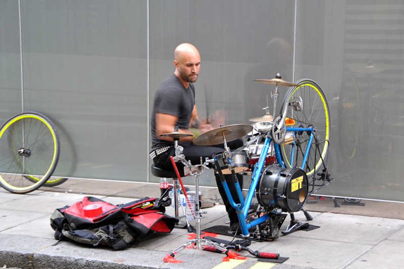 Żeby zaistnieć na rynku muzycznym, trzeba wyjechać za granicę?