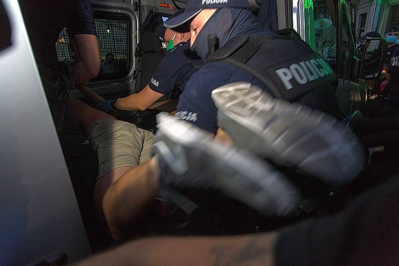 Jak ujawnia RPO, zatrzymani przez policję po piątkowym proteście osób LGBT w Warszawie w większości musieli rozebrać się do naga i zrobić przysiad. Cześć osób miała być bita w radiowozach.