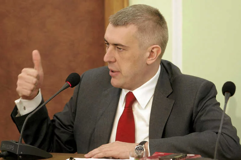 Roman Giertych nazywa Ruch Narodowy chłopcami, którzy kompromitują przedwojenną ideę.